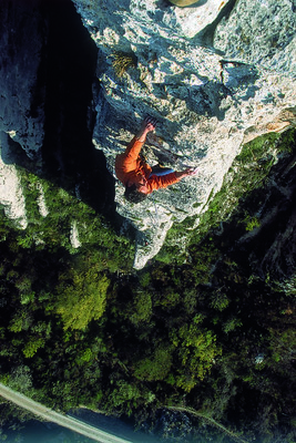 Stéph dans la L4 de "La fuite enchantée (Grande arête)", 6a, Bellecombe-Tarendol (Drôme)