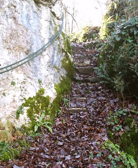 Roches Enchantées-Excideuil. Accès vers le haut de la falaise.