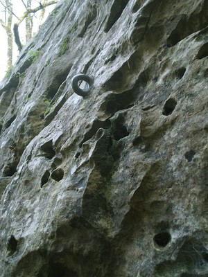 Roches Enchantées-Excideuil. Un des nombreux pitons scellés. Roches Enchantées-Excideuil. Un des nombreux pitons scellés.