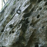 Roches Enchantées-Excideuil. Un des nombreux pitons scellés.