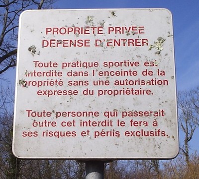 Roches Enchantées-Excideuil. Pancarte de dégagement de responsabilité. Roches Enchantées-Excideuil. Pancarte de dégagement de responsabilité.