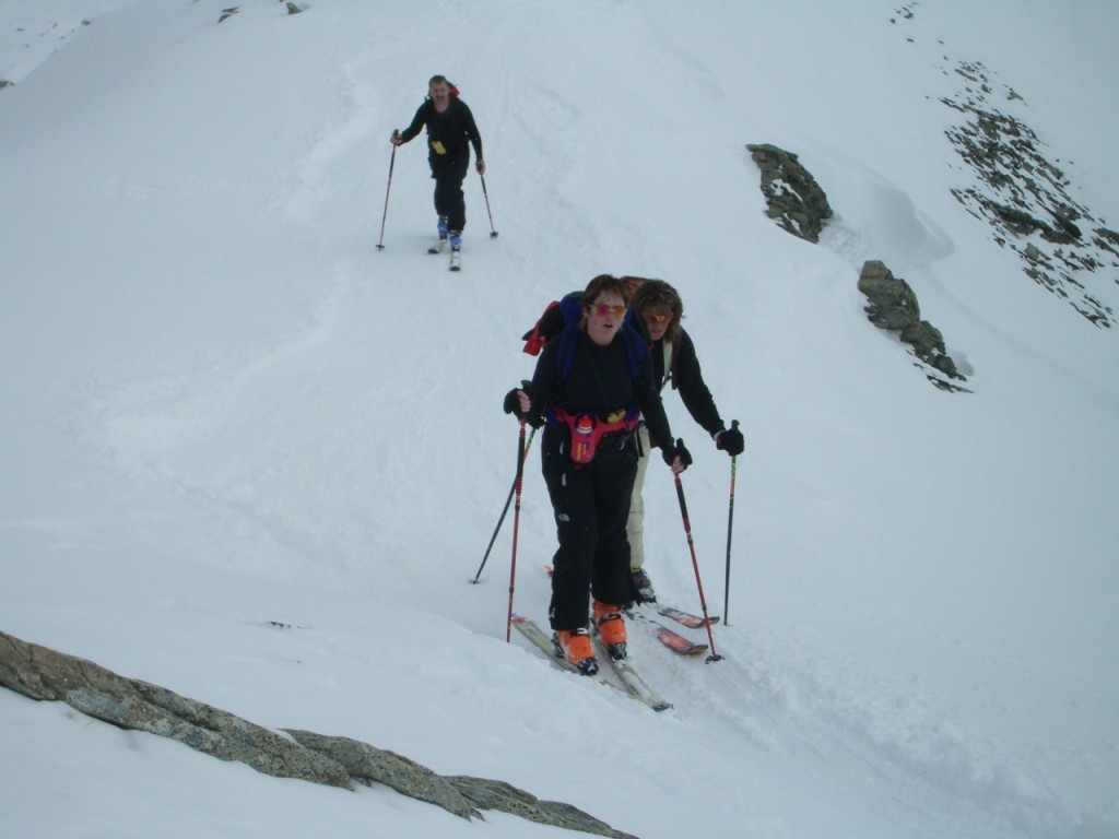Véronique, Mirella et Pierre au sommet du Mont Rogneux
