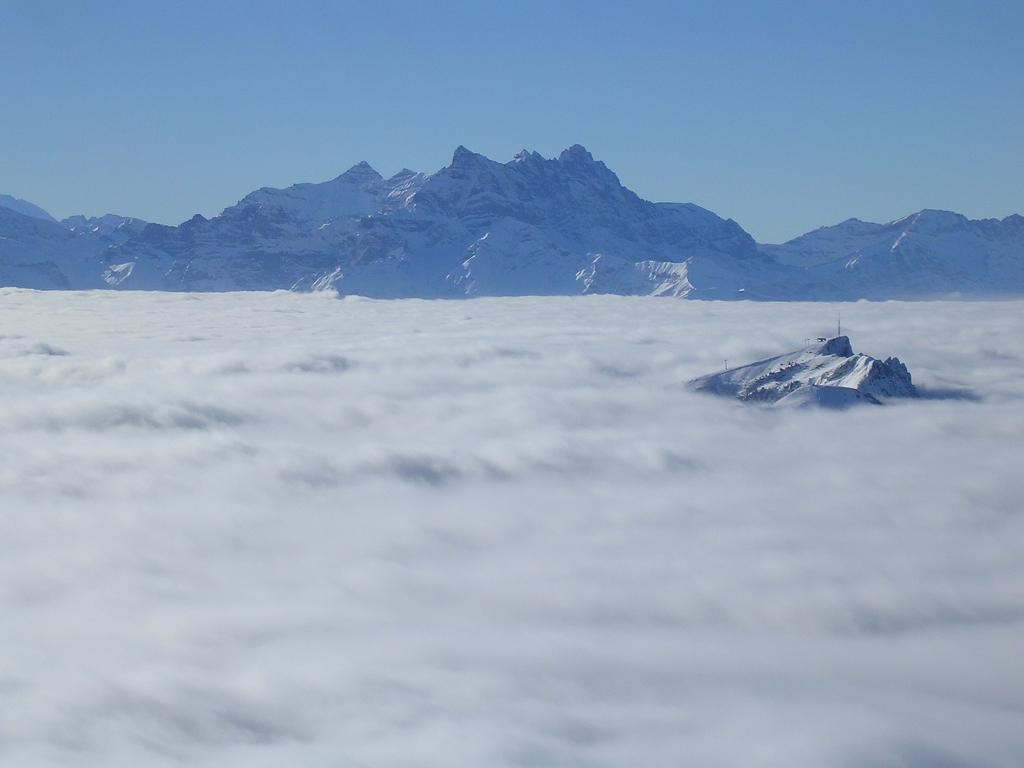 Dents du Midi et le Chamossaire sortant des nuages