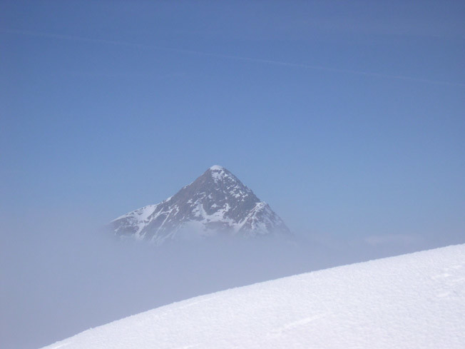 La piramide sommitale del P.zzo di Gino sbuca dalla nebbia