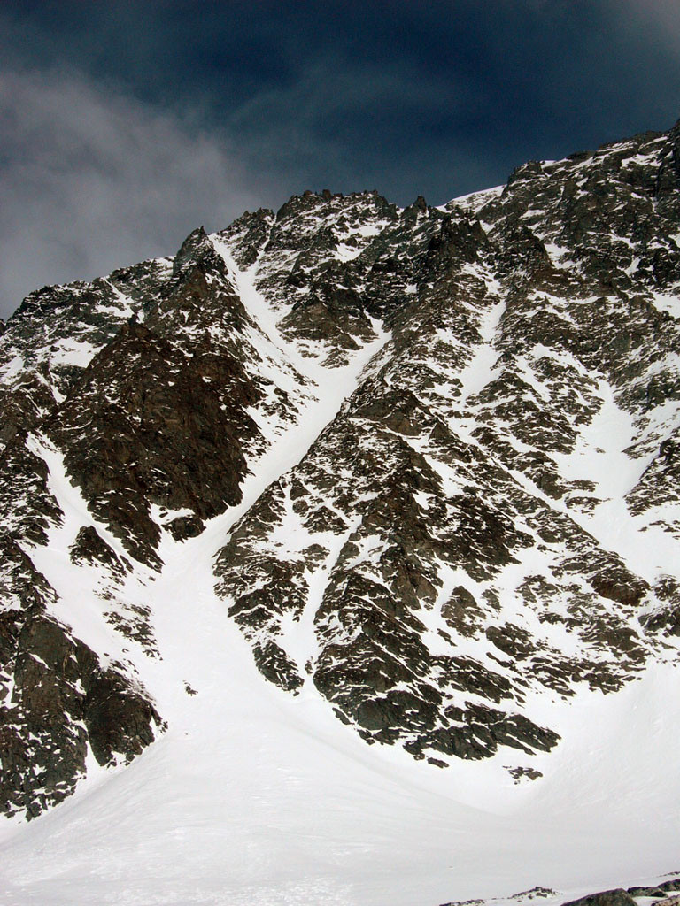 Le couloir nord dans la face W du Vélan
