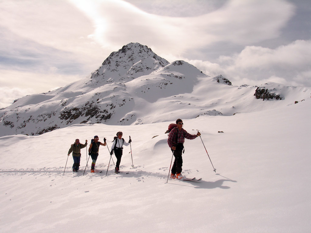 Momenti di salita, sullo sfondo il Corno di San Colombano 3022 m.
