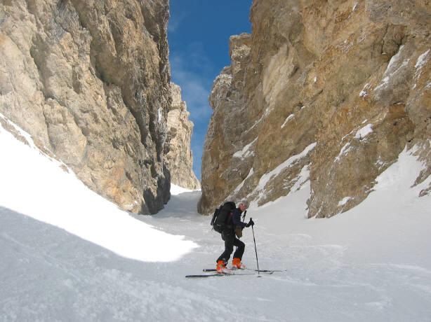 Risalendo il canale del Col Alton durante la traversata del Sella