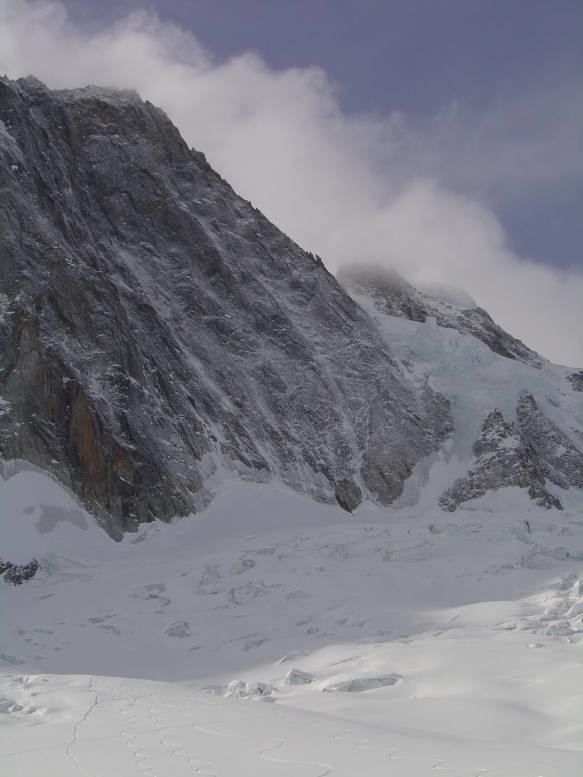 Sur la droite, une cordée démarre dans cette belle face Nord...