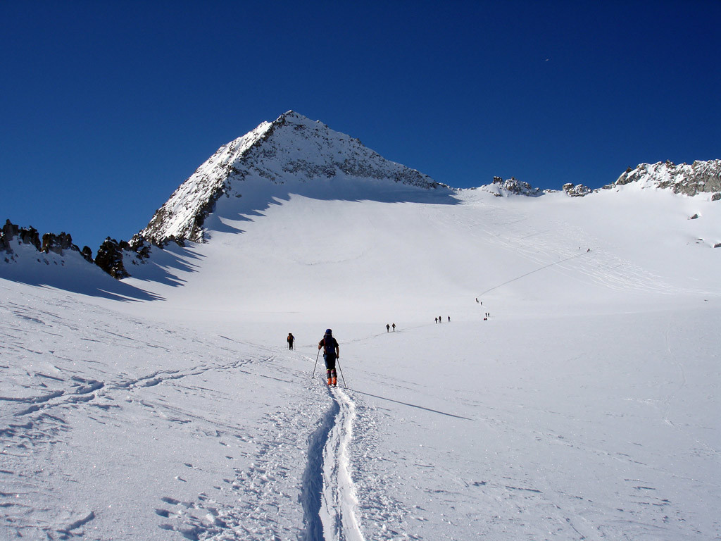 Sul ghiacciaio di Pisgana (Pisganino) con sullo sfondo il Corno di Bèdole 3228 m.