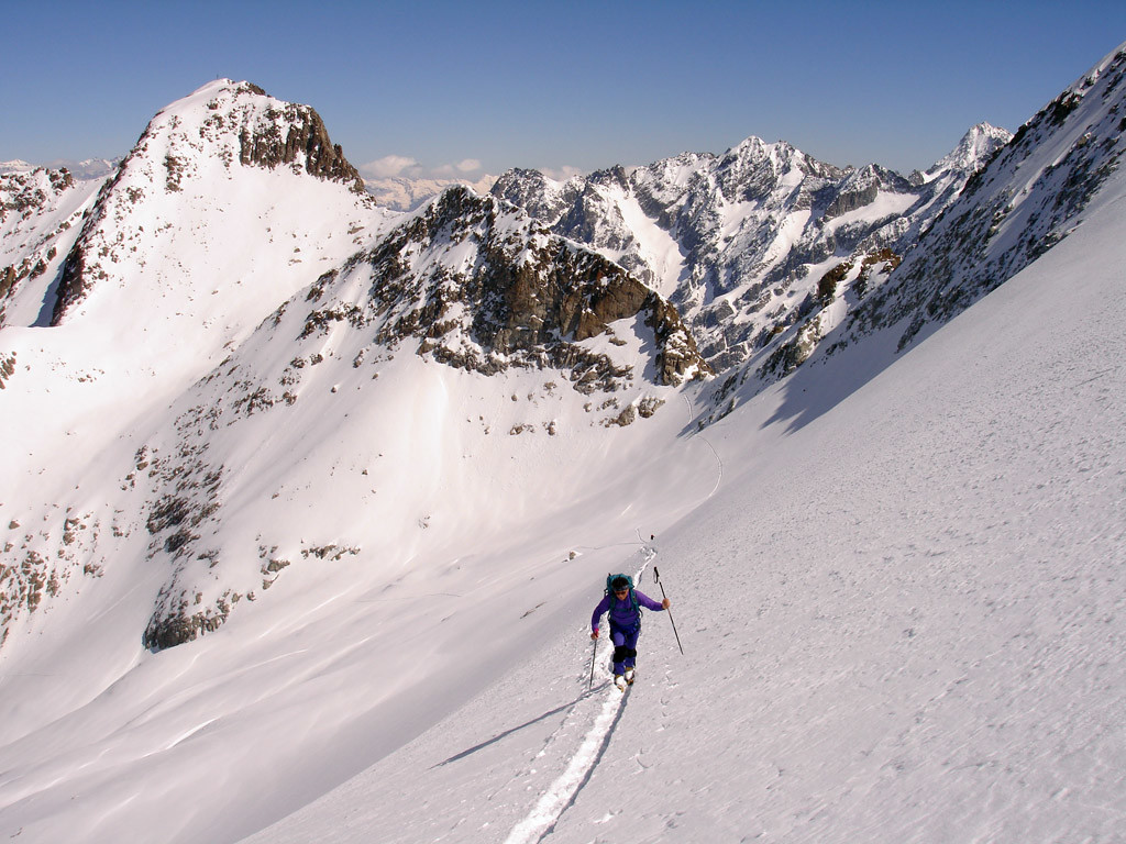 Il traverso dopo la bocchetta della Calotta 2958 m sulla vedretta omonima.