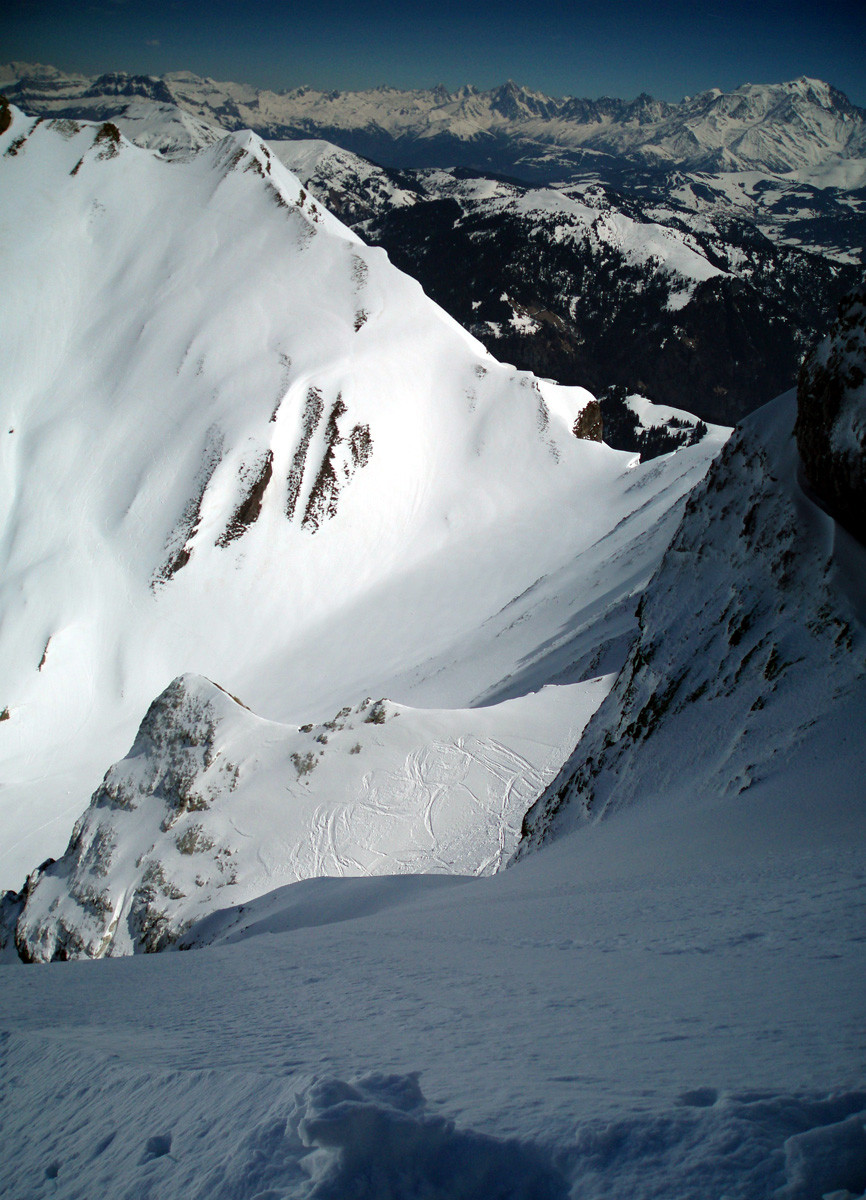 Vue sur le couloir Combaz (traces) en contrebas