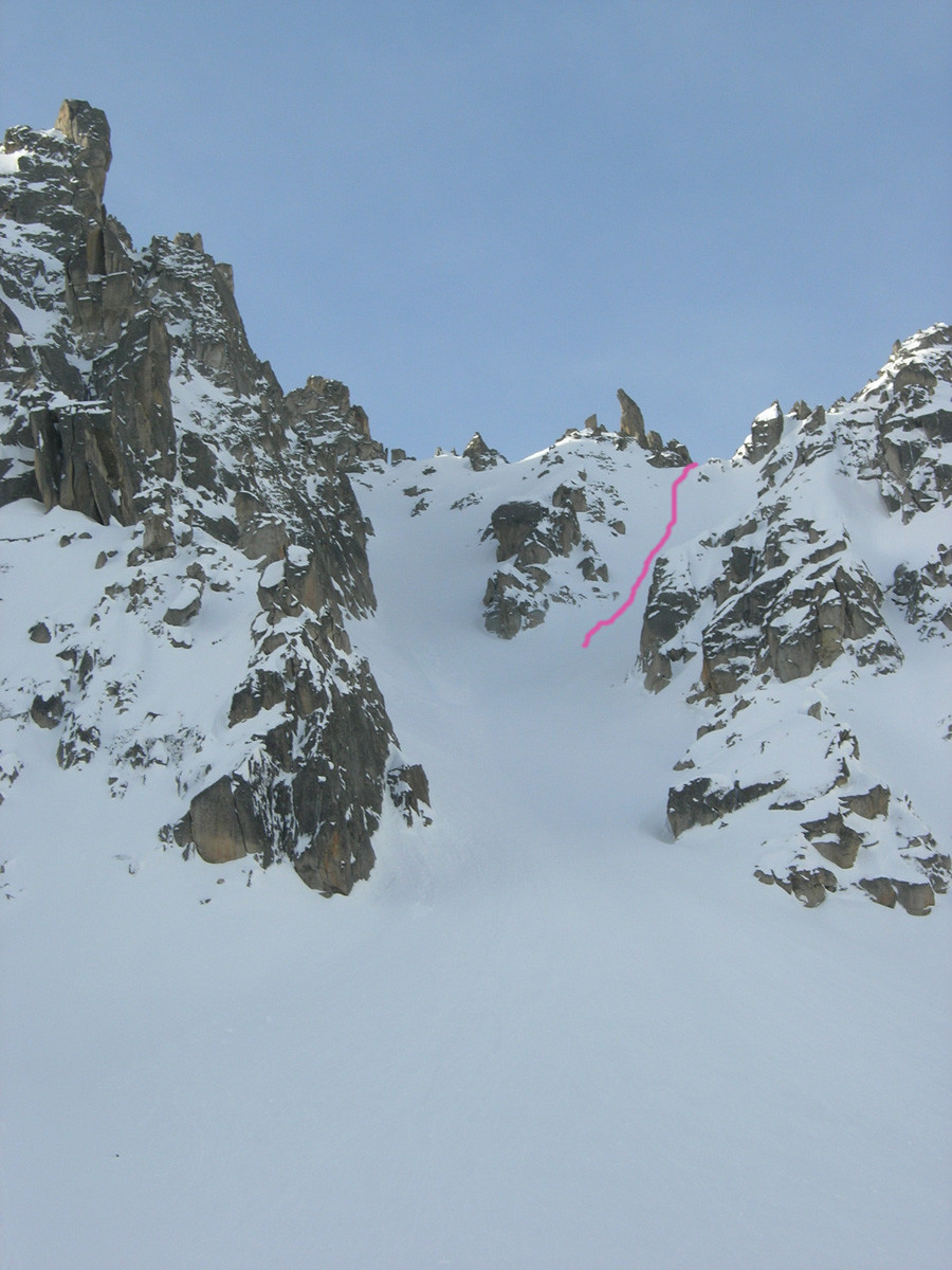 Couloir Nord du Six Carro sortant à droite du sommet