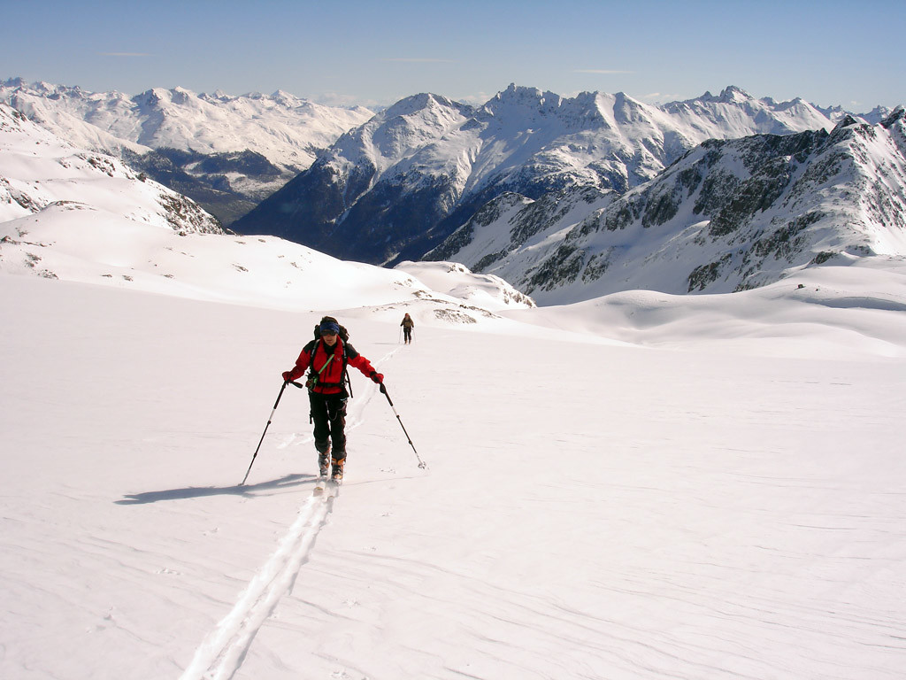 Sulla vedretta del Sarsura, sullo sfondo le cime della Bassa Engadina.
