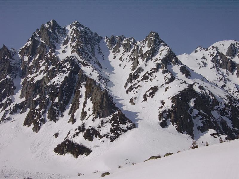 Le couloir droit en face.