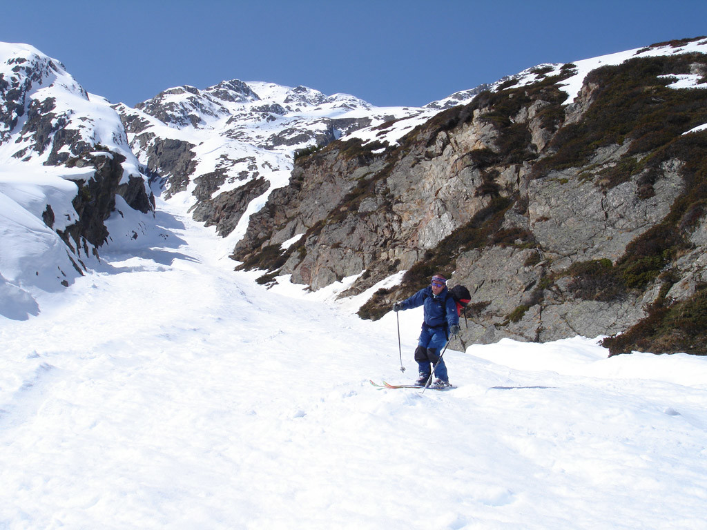 Scendendo nell'ultimo tratto di canale prima di arrivare sul fondovalle.