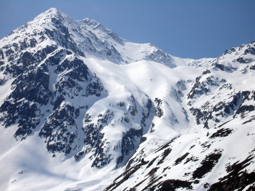 Il ripido versante N di discesa in Valle delle Mine, dalla Corna di Capra 3133 m.