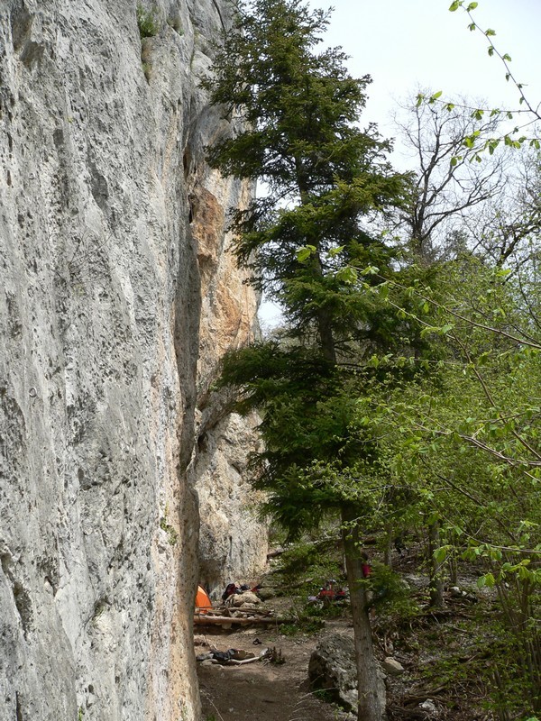 Au pied de la falaise de Trézanne