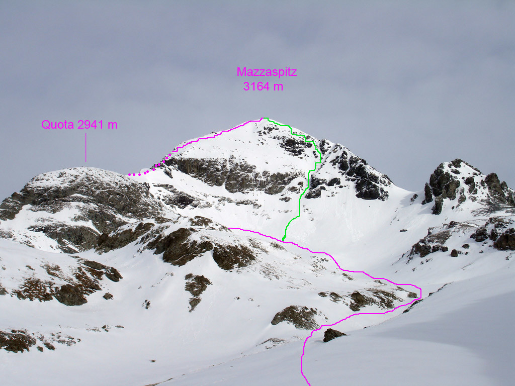 L'ultimo tratto di salita al Mazzaspitz 3164 m in violetto, in verde invece il ripido canale di S 5.