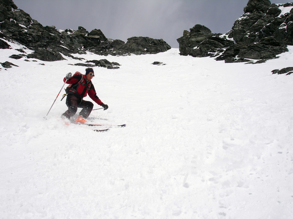 Gianluca scende dal canale di S 5 del Mazzaspiz 3164 m versante SE.