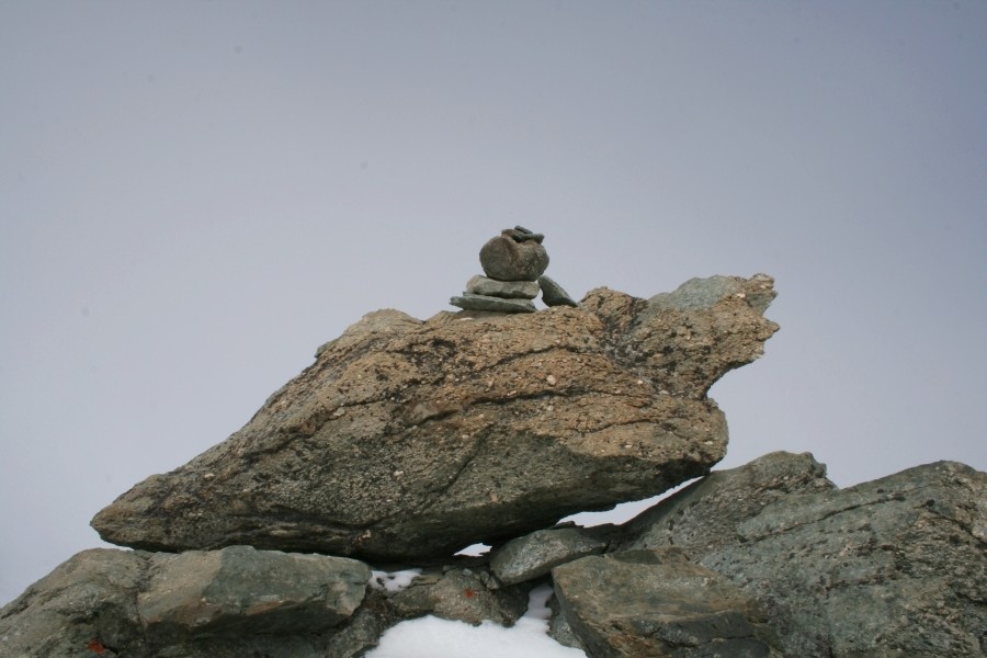 rituel du cairn au sommet du Gébroulaz