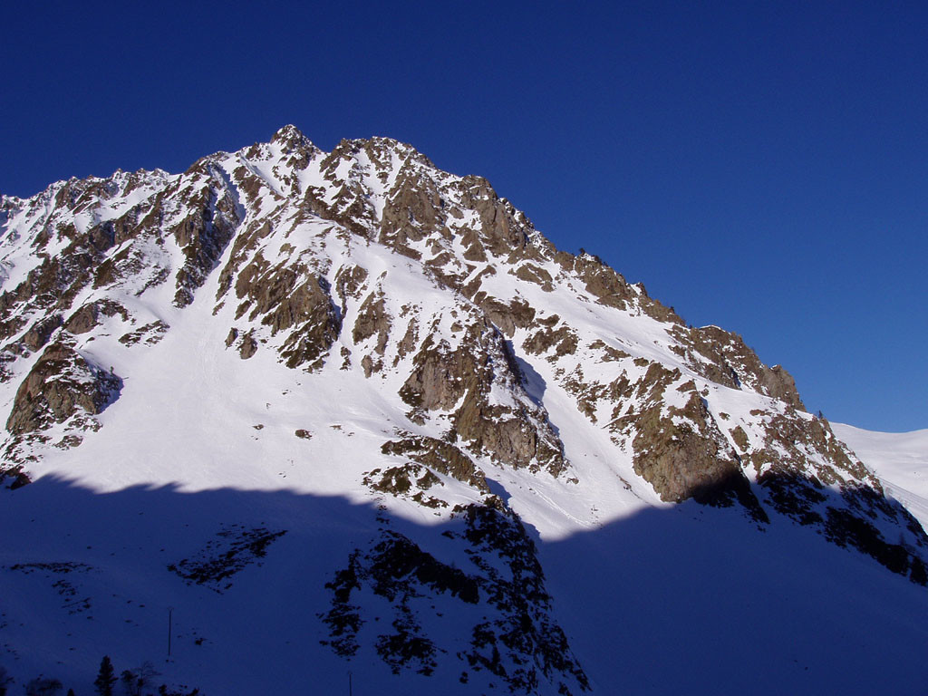 départ du couloir à droite et couloir de descente visible à gauche