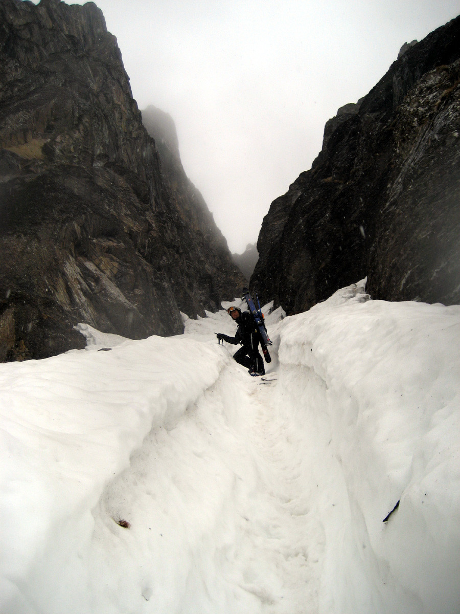 mmm ... il va falloir trouver un passage skiable ...