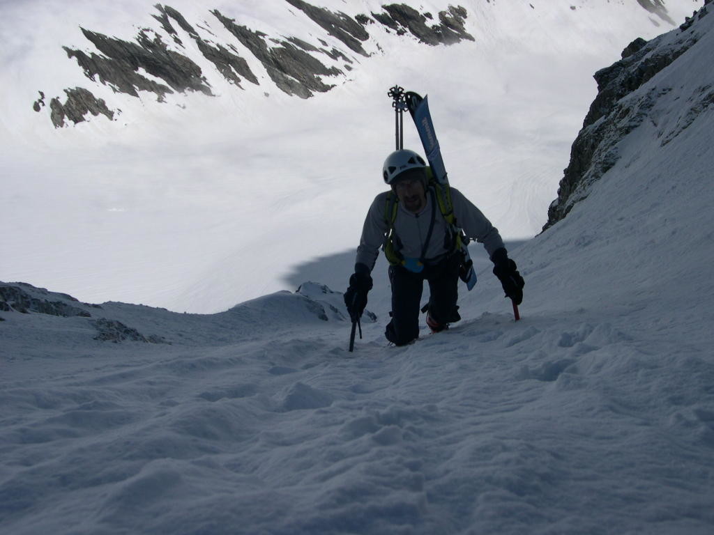 Remontée de la goulotte de départ du couloir occidental du Vaccivier