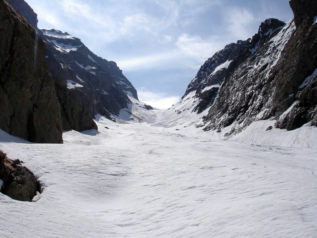 La parte alta del canalone della Malgina, verso il Passo dell'Omo di Malgina 2621 m.