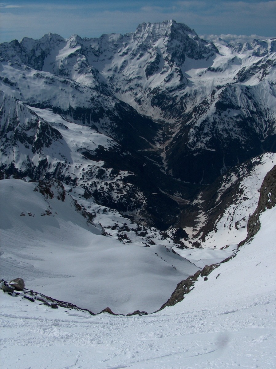 Vue plongeante sur le versant Sud des Rouies.
