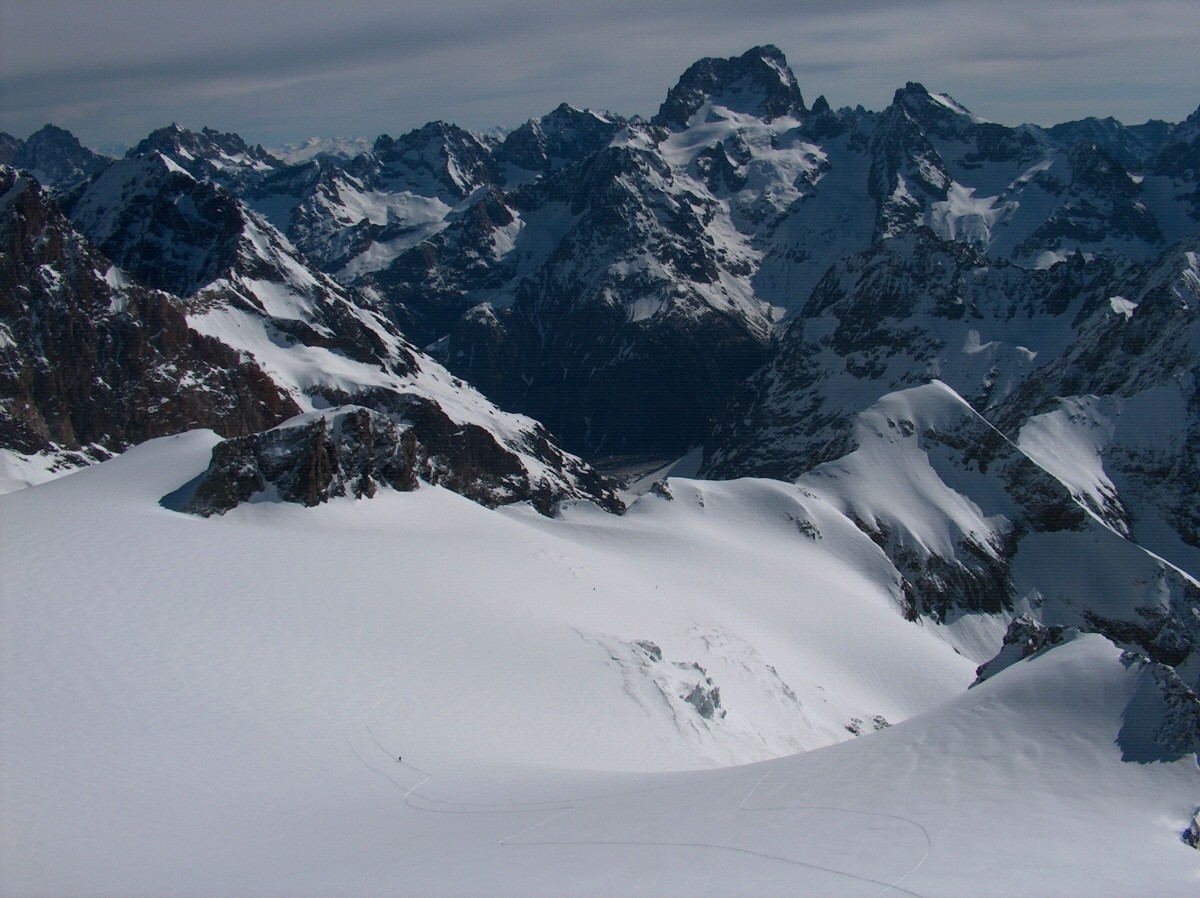 Vue du sommet sur le glacier et la Barre des Ecrins.