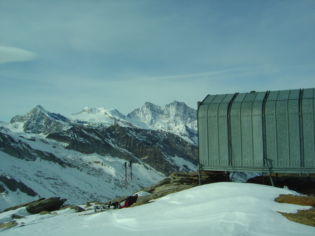 Ancien bivouac du Mischabeljoch à la Punta di Saas