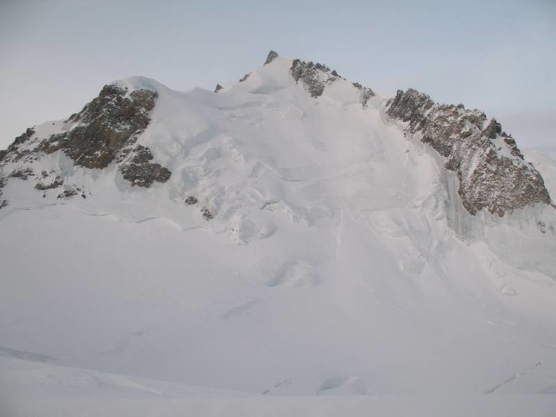 La face glaciaire du Mont-Maudit, en bonnes conditions (séracs peu menaçants sur les bords).