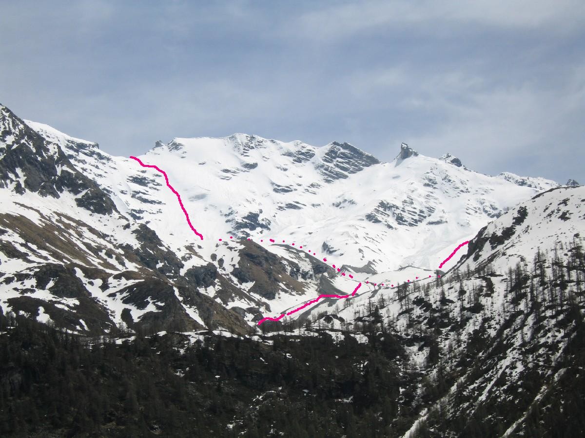 La Grande Rousse con l'evidente canale di risalita e l'itineario al Becca di Gasson dalla strada del lago.