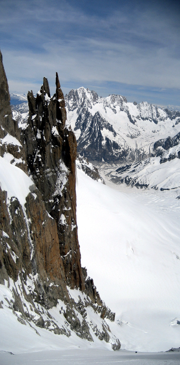 La bas du couloir.
