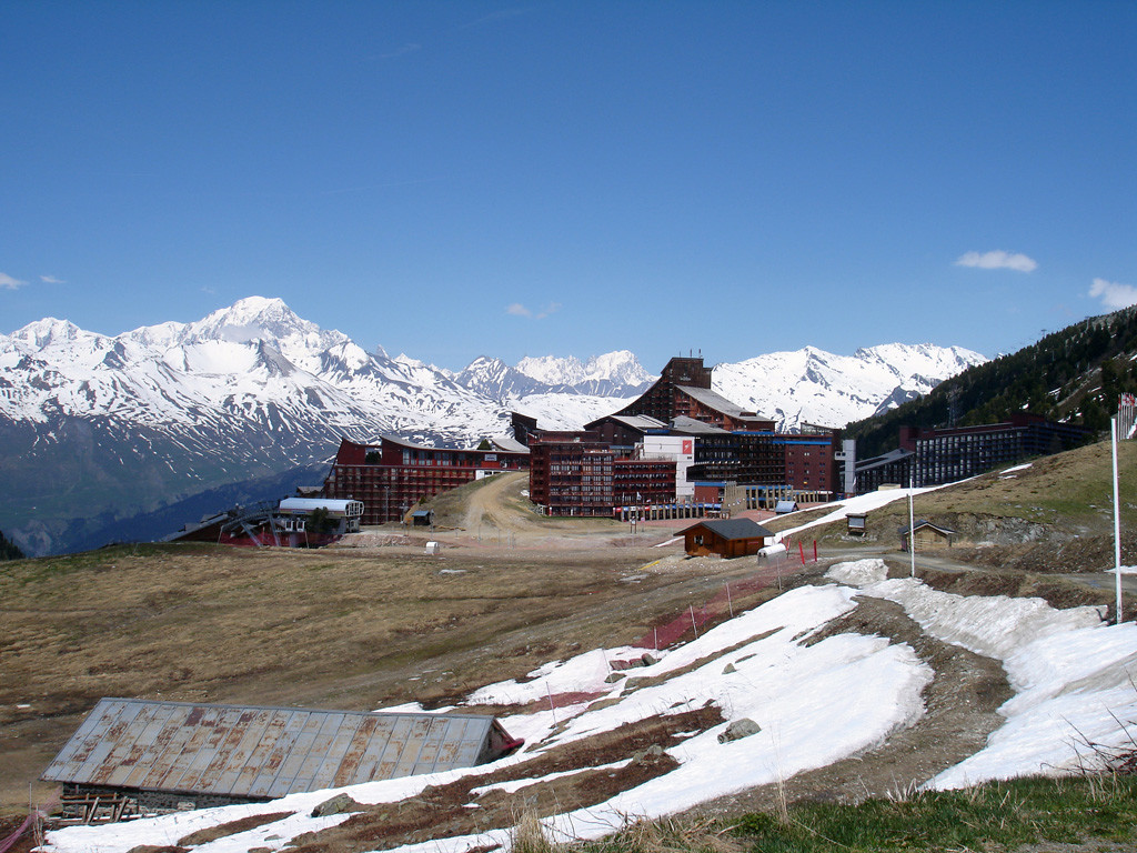 Scempio edilizio in montagna ad ARC 2000 (Francia) Sullo sfondo il massiccio del Monte Bianco.