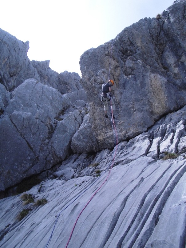 Julie en rappel dans la 5ème longueur