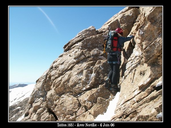Aure dans les bastions rocheux de l'arete NE du Taillon
