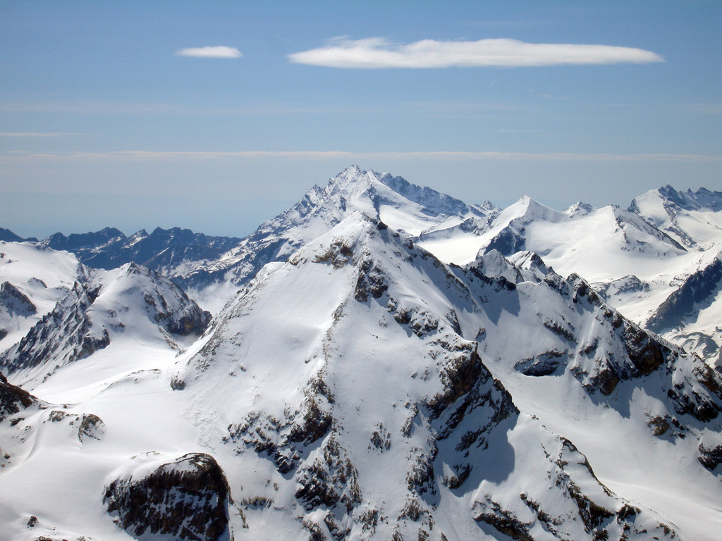 Il versante Nord della Tsanteleina 3602 m in primo piano,vista della cima della Grande Sassière 3747 m.