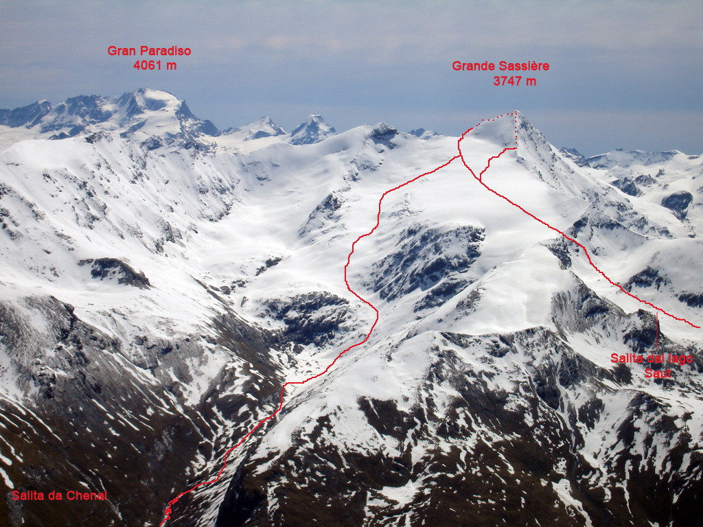 I 2 itinerari scialpinistici per salire alla Grande Sassière 3747 m, vista dal Mont Pourri 3779 m.