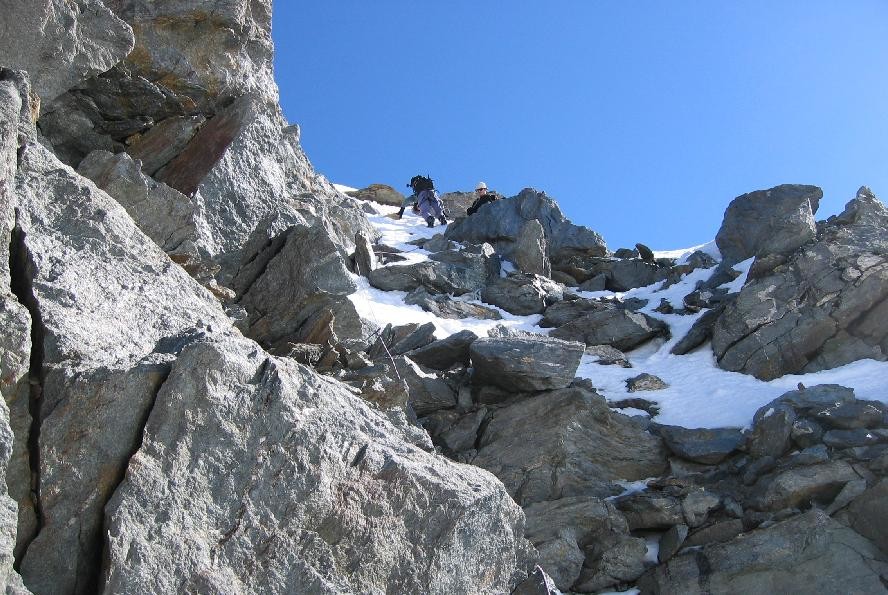 montée dans le couloir d'accès vers la Pointe de Génépy