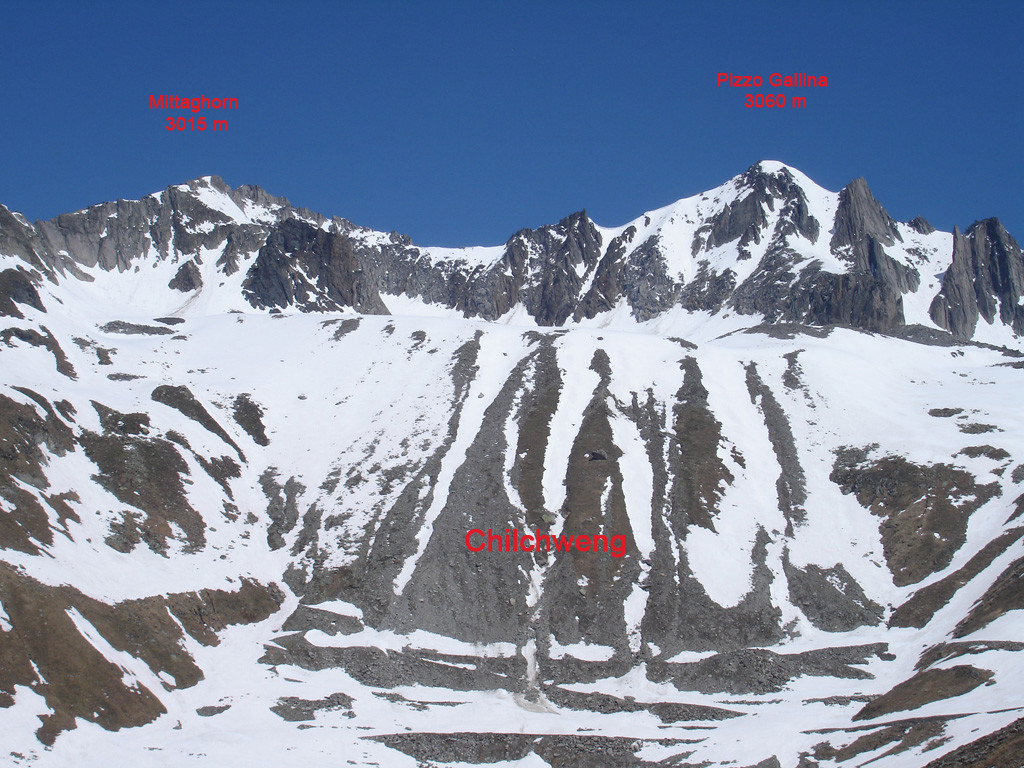 Il Mittaghorn 3015 m e Pizzo Gallina 3061 m, visti dalla strada del Nufenenpass dal versante Vallesano