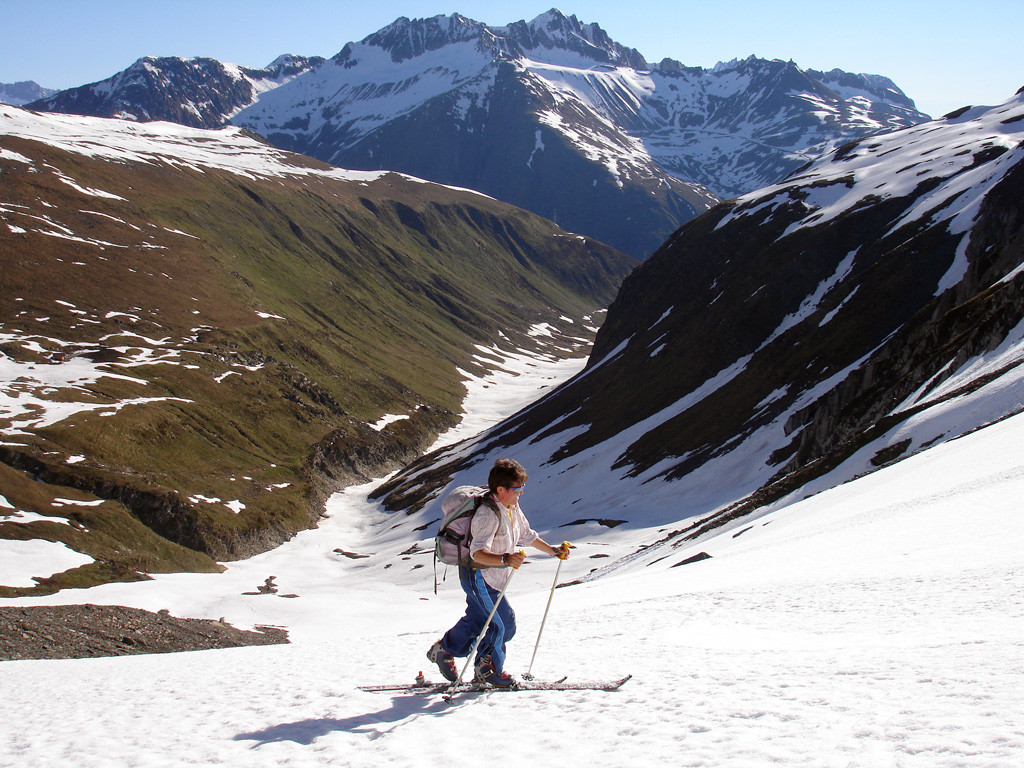 Giulia mentre risale la Lengtal (Ritzhörner 3111 m).
