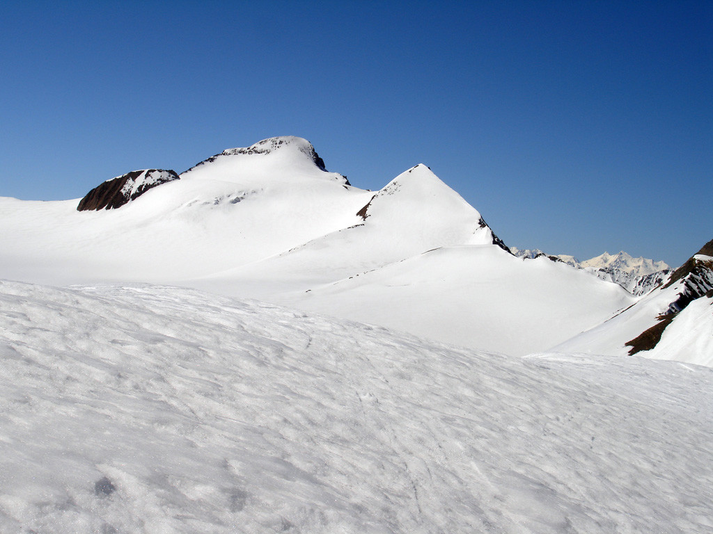 Il Blinnenhorn 3373 m ed il Klein Blinnenhorn 3317 m a dx, dal versante NE, visti dal Ritzhörner 3111 m.