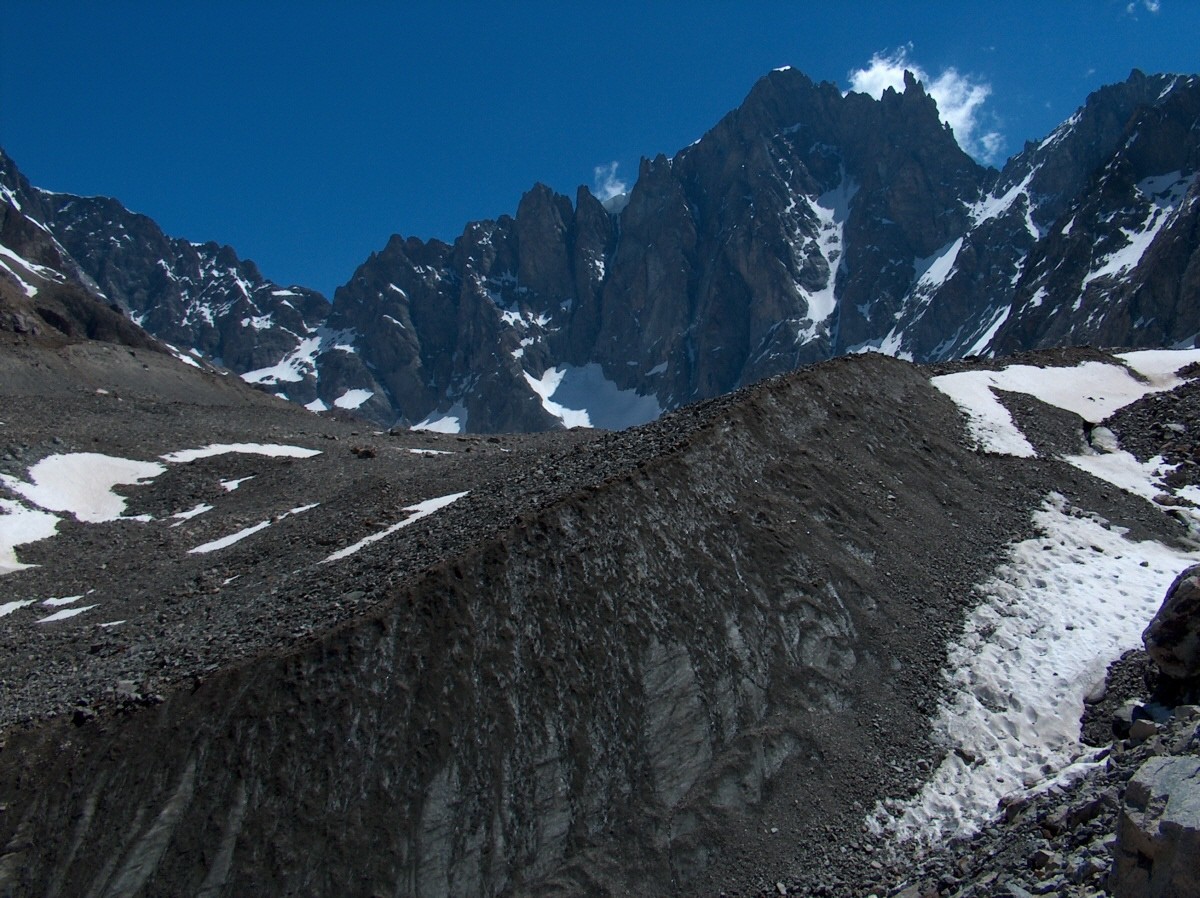 Le front du glacier de Bonne Pierre et le Dôme de Neige des Ecrins.