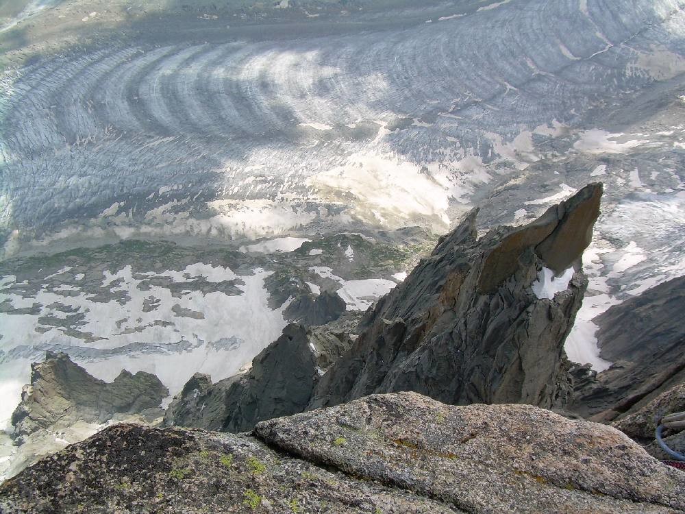 Depuis le sommet du Grépon, vue plongeante sur l'aiguille de Roc, le refuge et la mer de Glace... beaucoup de vide !