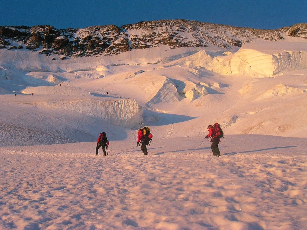 Lever de soleil sur la voie normale du Dôme et de la Barre des Ecrins