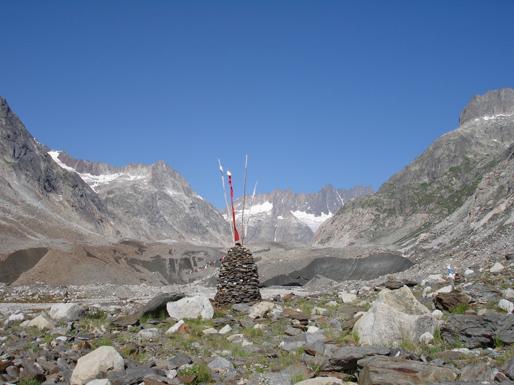 L'ometto di sassi di q. 2000 m ca, prima di accedere all'Unteraar Gletscher.