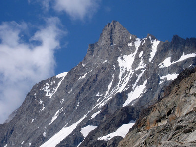 Il versante Sud del Lauteraarhorn 4042 m, dall' Aarbiwak 2731 m. Il versante Sud del Lauteraarhorn 4042 m, dall' Aarbiwak 2731 m.