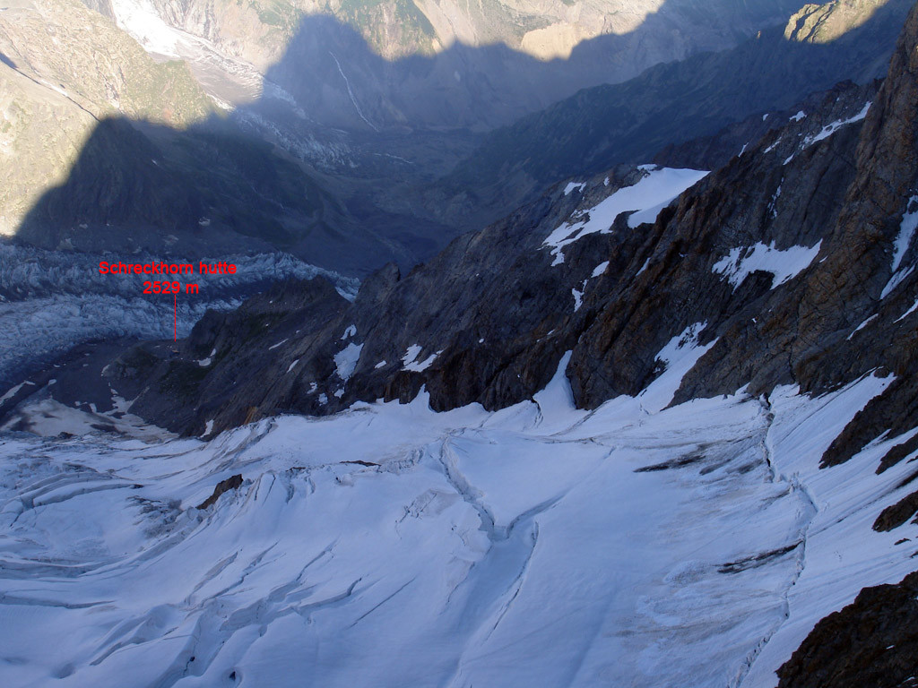 Dalla cima dell'Lauteraarhorn 4042 m guardando giù verso la Schreckhorn hutte a W.