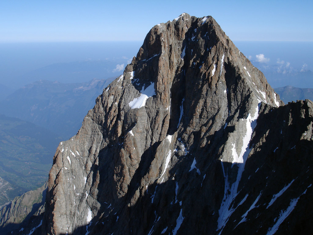 Il versante Sud dello Schreckhorn 4078 m e la cresta SW.